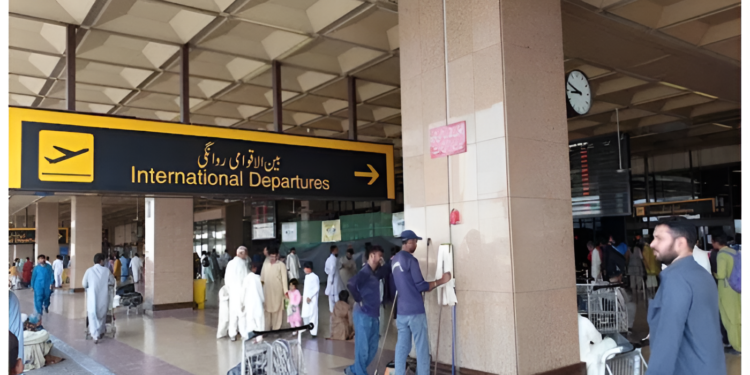 کراچی ائیرپورٹ پر مسافر کا پاسپورٹ پھاڑنے کا واقعہ، نجی ائیرلائن کا عملہ قصوروار قرار