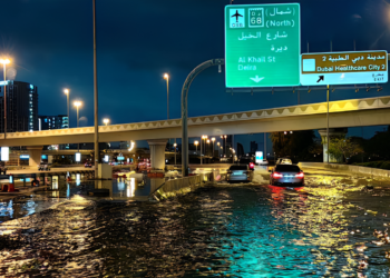 دبئی: گرج چمک کیساتھ موسلادھاربارش کے بعد ورک فرام ہوم نافذ، فلائٹ آپریشن متاثر