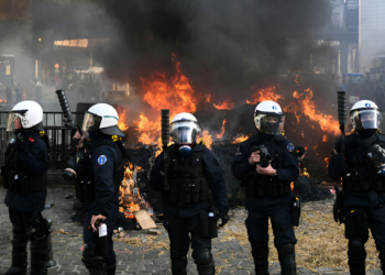 برسلز : زرعی پالیسی کیخلاف کسانوں کا احتجاج، پولیس پر پتھراؤ، انڈے پھینک دیے