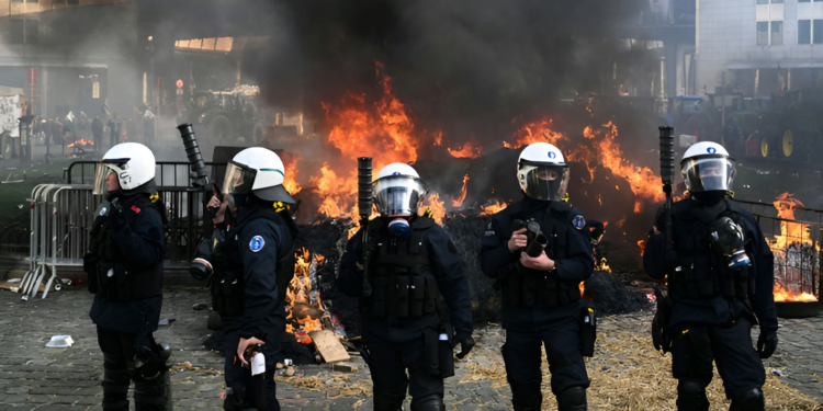 برسلز : زرعی پالیسی کیخلاف کسانوں کا احتجاج، پولیس پر پتھراؤ، انڈے پھینک دیے