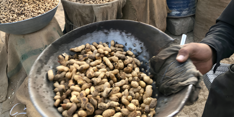 فیصل آباد: پیسے دیے بغیر مونگ پھلی اٹھا کر کھانے سے منع کرنے پر گاہک نے ریڑھی بان کو قتل کر دیا