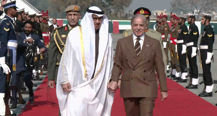 یو اے ای کے صدر شیخ زاید النہیان کا پاکستان پہنچنے پر پرتپاک استقبال، فضائی سلامی اور گارڈ آف آنر پیش