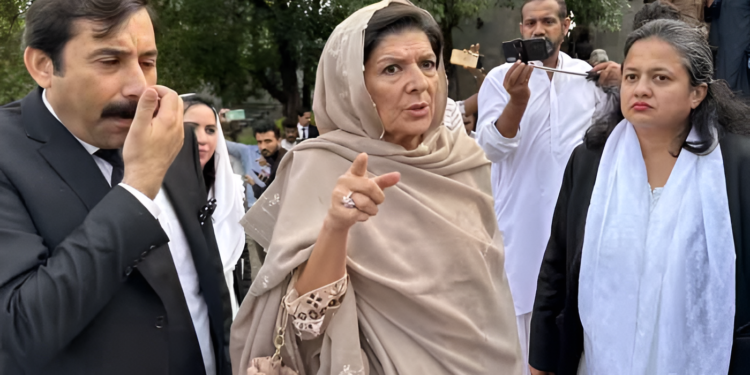 عدالت میں عدم پیشی/ علیمہ خان کے ضمانتی مچلکے ضبط کرنے کا حکم