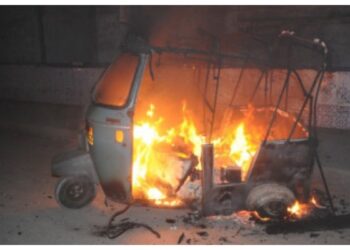 کوئٹہ: پولیس اہلکار کیجانب سے مبینہ رشوت طلب کرنے پر ڈرائیور نے اپنے رکشے کو آگ لگادی