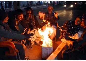 ملک بھر میں شدید سردی کی لہر،کراچی میں بھی پارہ سنگل ڈیجیٹ میں آگیا