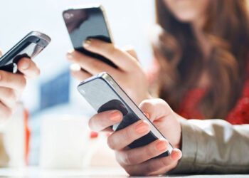 پاکستان کے 96 فیصد گھرانوں کو موبائل یا اسمارٹ فون کی سہولت حاصل ہے: ادارہ شماریات