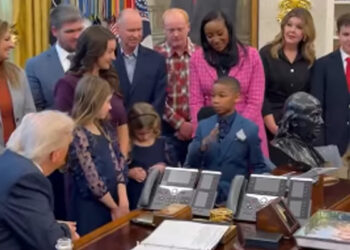 ٹرمپ7 برس کے بچے کی ذہانت سےمتاثر، صدارتی میڈل سے نواز دیا