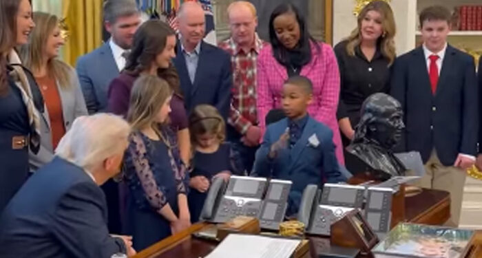 ٹرمپ7 برس کے بچے کی ذہانت سےمتاثر، صدارتی میڈل سے نواز دیا