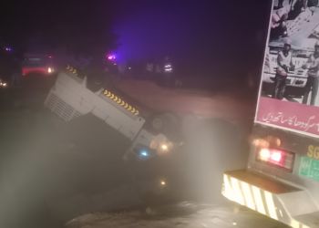 سرگودھا: شدید دھند کے باعث ٹرک نہر میں گرگیا، 14 افراد جاں بحق، کئی زخمی