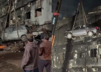 آتش زدہ گل پلازہ میں ریسکیو آپریشن، چھت سےگاڑیاں اتار کر مالکان کے حوالے کردی گئیں