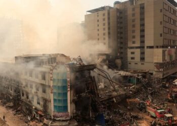 گل پلازہ کا ایک اور متاثرہ حصہ زمین بوس، ساتھ والی عمارت بھی متاثر، پلرز ٹیڑھے ہوگئے