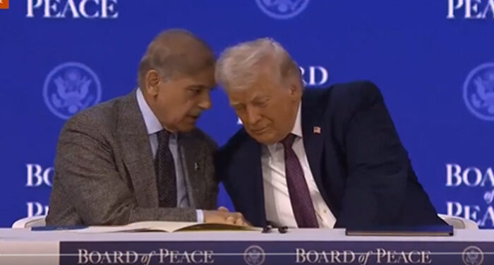 ڈیووس میں وزیر اعظم شہبازشریف کی صدر ٹرمپ سے سرگوشیاں توجہ کا مرکز بن گئیں