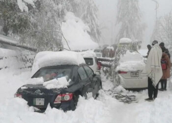 ملک کے بالائی علاقوں میں شدید برفباری، رابطہ سڑکیں بند، سیاح پھنس گئے، مختلف حادثات میں 2 افراد جاں بحق