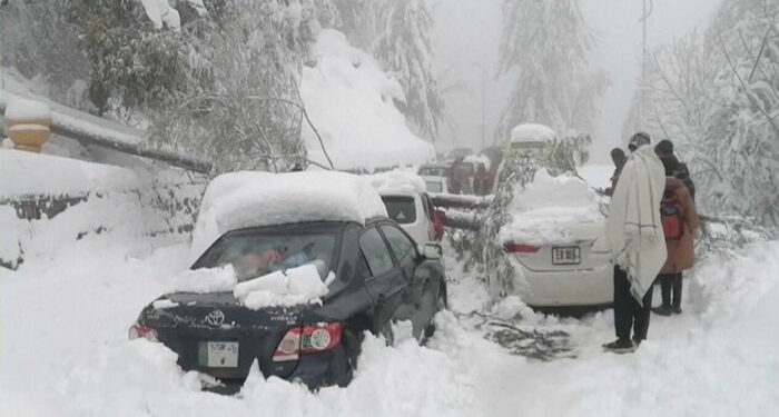 ملک کے بالائی علاقوں میں شدید برفباری، رابطہ سڑکیں بند، سیاح پھنس گئے، مختلف حادثات میں 2 افراد جاں بحق