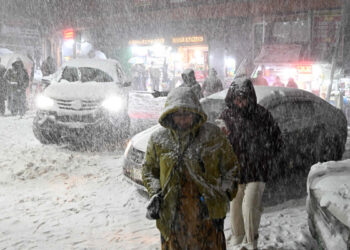 مری میں شدید برفباری کے باعث رابطہ سڑکیں برف سے ڈھک گئیں، سیاحوں کا داخلہ بند