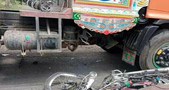 ایم ایم  روڈ چوک سرور شہید پرٹریلر  کی 2 موٹر سائیکلوں کو ٹکر، بہن بھائی سمیت 5 طالبعلم جاں بحق
