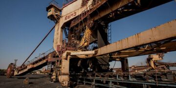 پاکستان اسٹیل ملز کی 11 کے وی کی بجلی کی تاریں بھی چوری، اثاثے نیلام کرنے کا فیصلہ