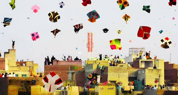 لاہور بسنت فیسٹیول، راتوں کی پتنگ بازی کیلئے شہری سرچ لائٹس کی خریداری میں مصروف