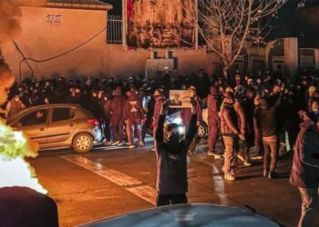 ایران میں کرنسی گراوٹ، مہنگائی اور مظاہروں کے باوجود حکومت گرنےکے آثارنہیں: برطانوی میڈیا