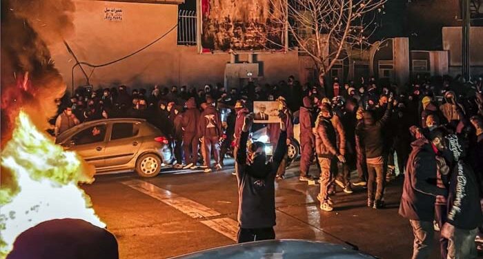 ایران میں کرنسی گراوٹ، مہنگائی اور مظاہروں کے باوجود حکومت گرنےکے آثارنہیں: برطانوی میڈیا