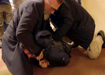 امریکی مسلم رکن کانگریس الہان عمر پر خطاب کے دوران بدبودار مائع پھینکا گیا