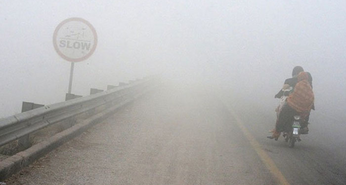 پنجاب، بالائی سندھ اور خیبرپختونخوا کے میدانی علاقوں میں شدید دھند، موٹرویز بند