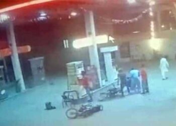 کراچی: ڈاکو پیٹرول پمپ کے کیشیئر سے 33 لاکھ روپے چھین کر فرار ہوگئے