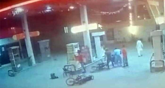 کراچی: ڈاکو پیٹرول پمپ کے کیشیئر سے 33 لاکھ روپے چھین کر فرار ہوگئے