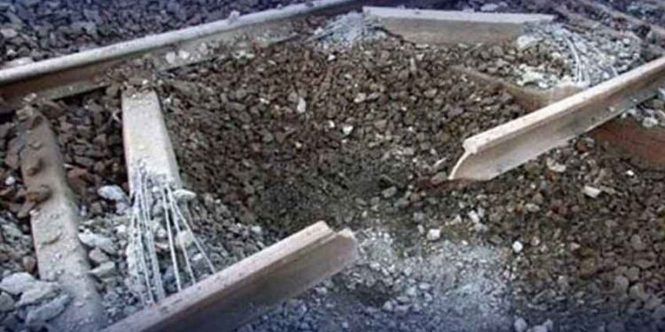نصیرآباد : ڈیرہ مراد جمالی کے قریب ریلوے ٹریک پربم دھماکا