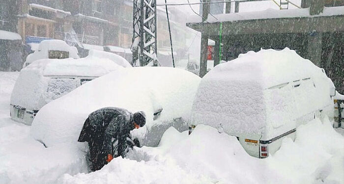 ملک کے بالائی علاقوں میں برفباری سے رابطہ سڑکیں تاحال بند، خوراک اور ایندھن کی قلت