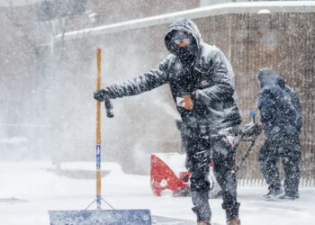 امریکا میں برفباری نے قہر ڈھا دیا، ہلاکتیں 65 ہوگئیں، ہزاروں پروازیں منسوخ