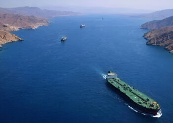 24 گھنٹوں میں صرف ایک آئل ٹینکر، 5 کارگو جہاز آبنائے ہرمز سے گزرے