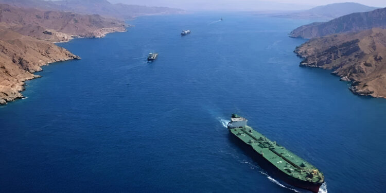 24 گھنٹوں میں صرف ایک آئل ٹینکر، 5 کارگو جہاز آبنائے ہرمز سے گزرے